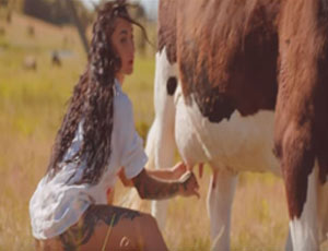 Rock star bielorussa ha girato un video erotico sulla mungitura (VIDEO) / Insegnando di come si beve latte fresco