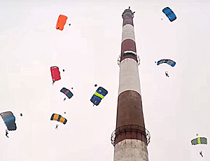 Salto sincronizzato dei nove base jumpers russi da un'altezza di 140 metri (VIDEO)