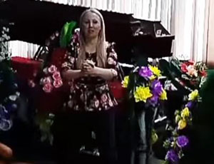 Deputata della duma regionale si rassoda le natiche con le bare sullo sfondo (VIDEO)