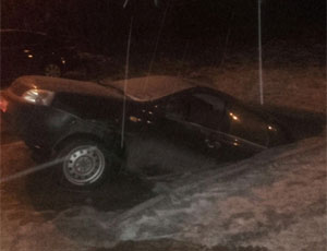 A Ufa un'auto affonda in un'enorme fossa in un parcheggio (VIDEO) / Sprofondata e sparita senza tracce: l'acqua è stata pompata ma l'auto non si è trovata...