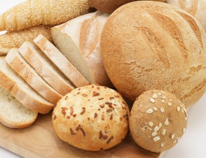 Negli Urali ai pensionati viene distribuito il pane per strada / Non tutti però lo prendono