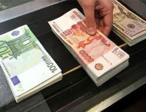 La maggioranza dei russi tiene i risparmi in rubli / Solamente il 2% sceglie gli euro