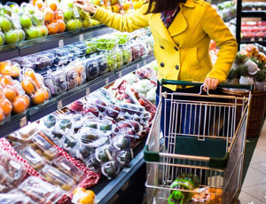 In Danimarca ha sempre più successo il supermercato che vende prodotti scaduti / In Russia gli alimenti scaduti vengono buttati nella spazzatura