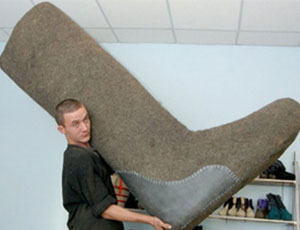 In Bielorussia hanno fabbricato dei «valenki» enormi