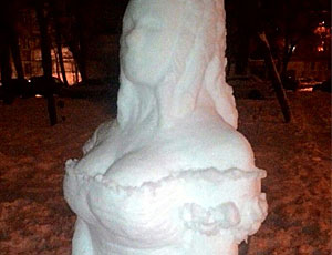 A Voronež è comparso un pupazzo di neve in stile sexy (FOTO)