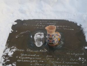Il rigido inverno russo: perfino i monumenti vengono vestiti (FOTO)