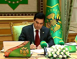 Gli scolari del Turkmenistan studiano sui libri scritti dal presidente del paese