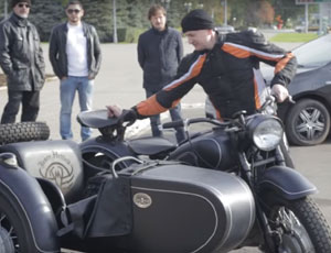 Fan russo regala al leader dei Metallica una moto d'epoca sovietica (VIDEO)