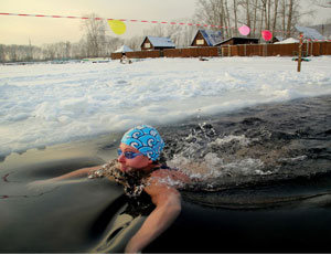 Studentessa di Kemerovo vince Open internazionale di nuoto in acqua gelata (VIDEO)