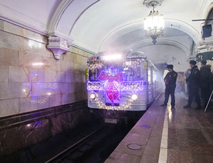 Nella metropolitana di Mosca è partito il treno di Capodanno (FOTO)