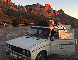 Siberiani si presentano a un rally in Africa con una macchina sovietica arrugginita (FOTO)