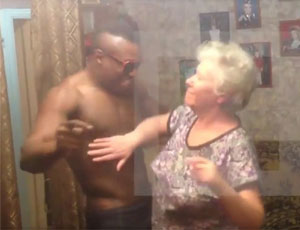 A Kursk nipote «regala» alla nonna uno spogliarellista di colore (FOTO, VIDEO 18+)