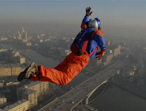 In Siberia il salto di un basejumper dal 17° piano di un palazzo è finito in un video (VIDEO)