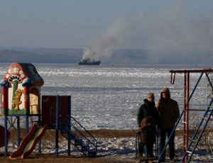Sulle rive dell'Estremo Oriente della Russia è bruciata una nave fantasma (FOTO, VIDEO)
