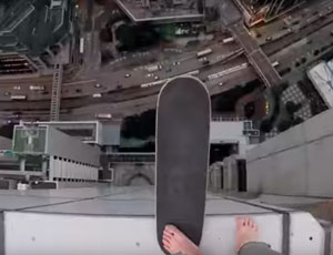 Roofer russo va in skateboard sull'orlo del tetto di un grattacielo (VIDEO)