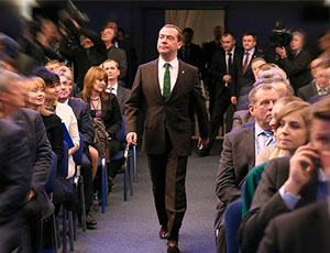 Il primo ministro russo diventa un eroe dei social (FOTO) / Dmitrij Medvedev al centro dell'attenzione per una cravatta
