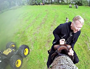 Focosi cowboy finlandesi fanno un rodeo sui tronchi (VIDEO)