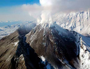 In Kamčatka annunciato il «codice rosso» di allerta per l'aviazione / Il vulcano Bezymjannyj ha eruttato una colonna di cenere a 10 km d'altezza
