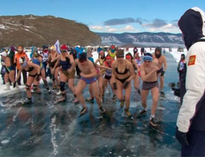 Sul ghiaccio del Bajkal si sono svolte le «corse nude» (FOTO, VIDEO)
