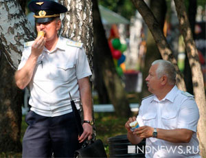 Negli Urali poliziotti dimenticano un mitra in un bar dopo aver pranzato