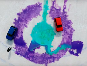 Gli abitanti degli Urali giocano a curling con le automobili (VIDEO)