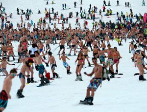 Centinaia di ragazze seminude stabiliscono il record di discesa sugli sci in bikini (FOTO)