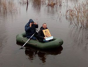 In Siberia si è tenuta una processione sulle barche contro i roditori (FOTO)