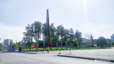 Жители Екатеринбурга возложили цветы к стеле «Город трудовой доблести»